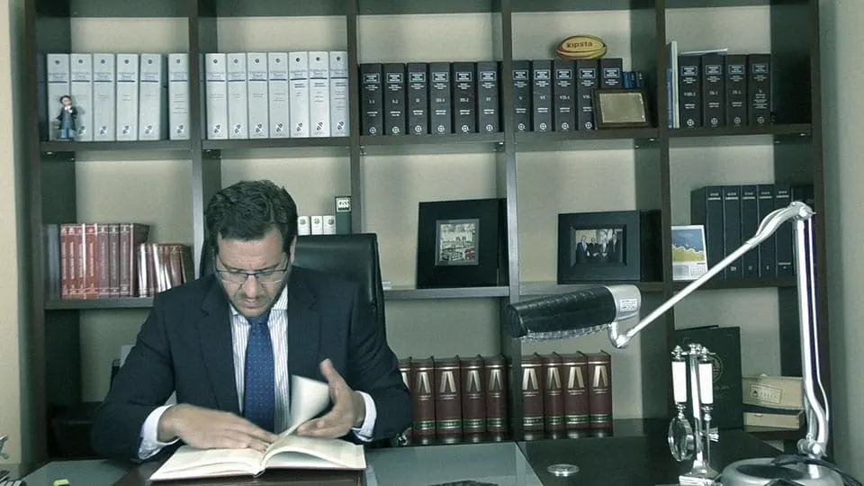Pablo Tornero estudiando un expediente de despido en su despacho